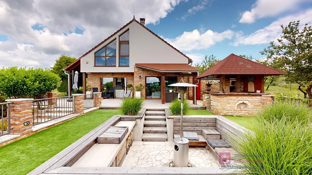 Prodej rodinného domu 252 m², pozemek 1211 m²